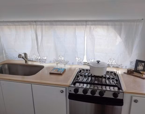 Bếp nấu ăn đầy đủ vật dụng rất thanh nhã.