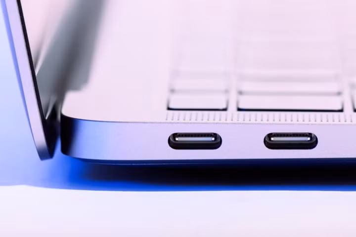 4. MacBook Air mới có hai cổng USB-C và giắc cắm tai nghe. Điều đó là không đủ trong thế giới kết nối đa phương tiện như hiện nay.