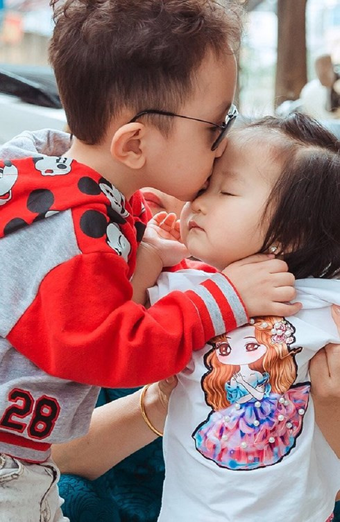 Hai con của Tuấn Hưng.