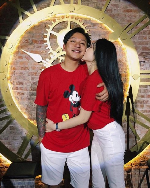 Vợ chồng ca sĩ Tuấn Hưng.