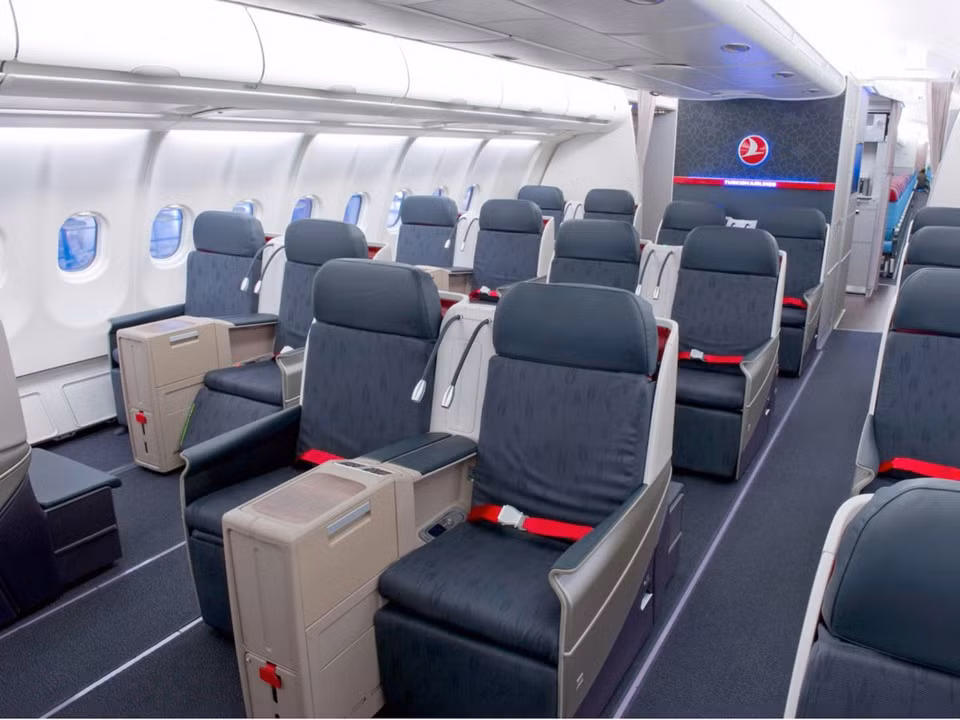 6. Turkish Airlines Hãng hàng không quốc gia Thổ Nhĩ Kỳ Turkish Airlines được coi là một trong những hãng tốt nhất tại châu Âu. Hạng thương gia của Turkish Airlines được đánh giá cao nhất trong số các hãng hàng không tại châu lục này. Hành khách đi hạng này được hưởng nhiều dịch vụ đẳng cấp như ghế ngồi massage và đồ ăn xa xỉ.