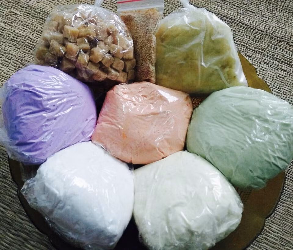 Mỗi set bột bánh hiện có giá dao động từ 50.000-90.000 đồng tuỳ loại.