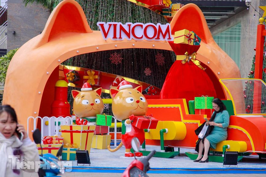 Muôn kiểu trang trí sắc màu bên cạnh cây thông Noel.