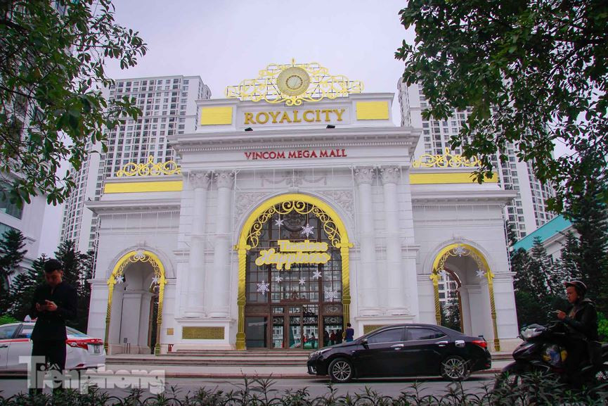 Dù còn hơn 10 ngày nữa mới đến Giáng sinh, nhưng các khu đô thị, tòa nhà cao ốc, trung tâm thương mại... khắp Hà Nội đã được trang trí chuẩn bị cho dịp lễ.