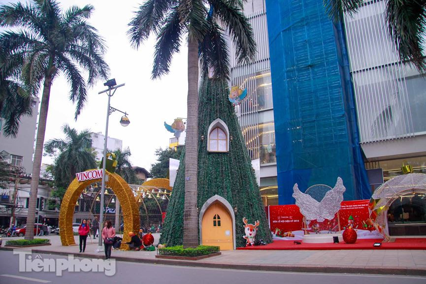 Không khó bắt gặp những cây thông cao cả chục mét ở các tòa cao ốc, trung tâm thương mại của Hà Nội trong những ngày này.