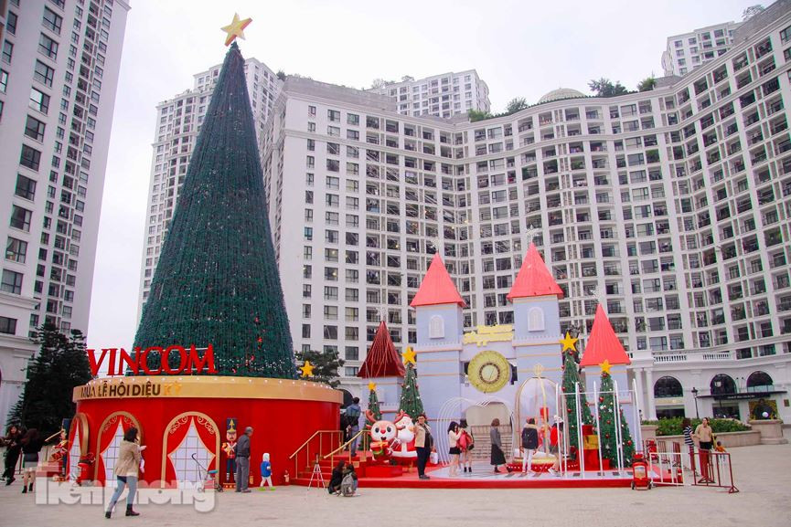 Cây thông Noel "khủng" ấn tượng và độc đáo được đặt giữa khu chung cư cao cấp.