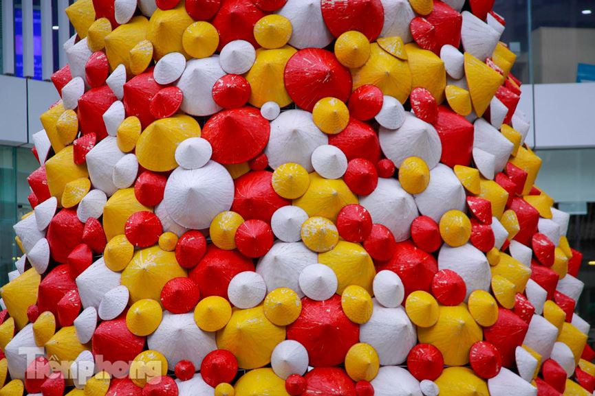 Cây thông độc đáo này được dựng bởi hàng nghìn chiếc nón màu đỏ, vàng, trắng với các kích thường khác nhau.