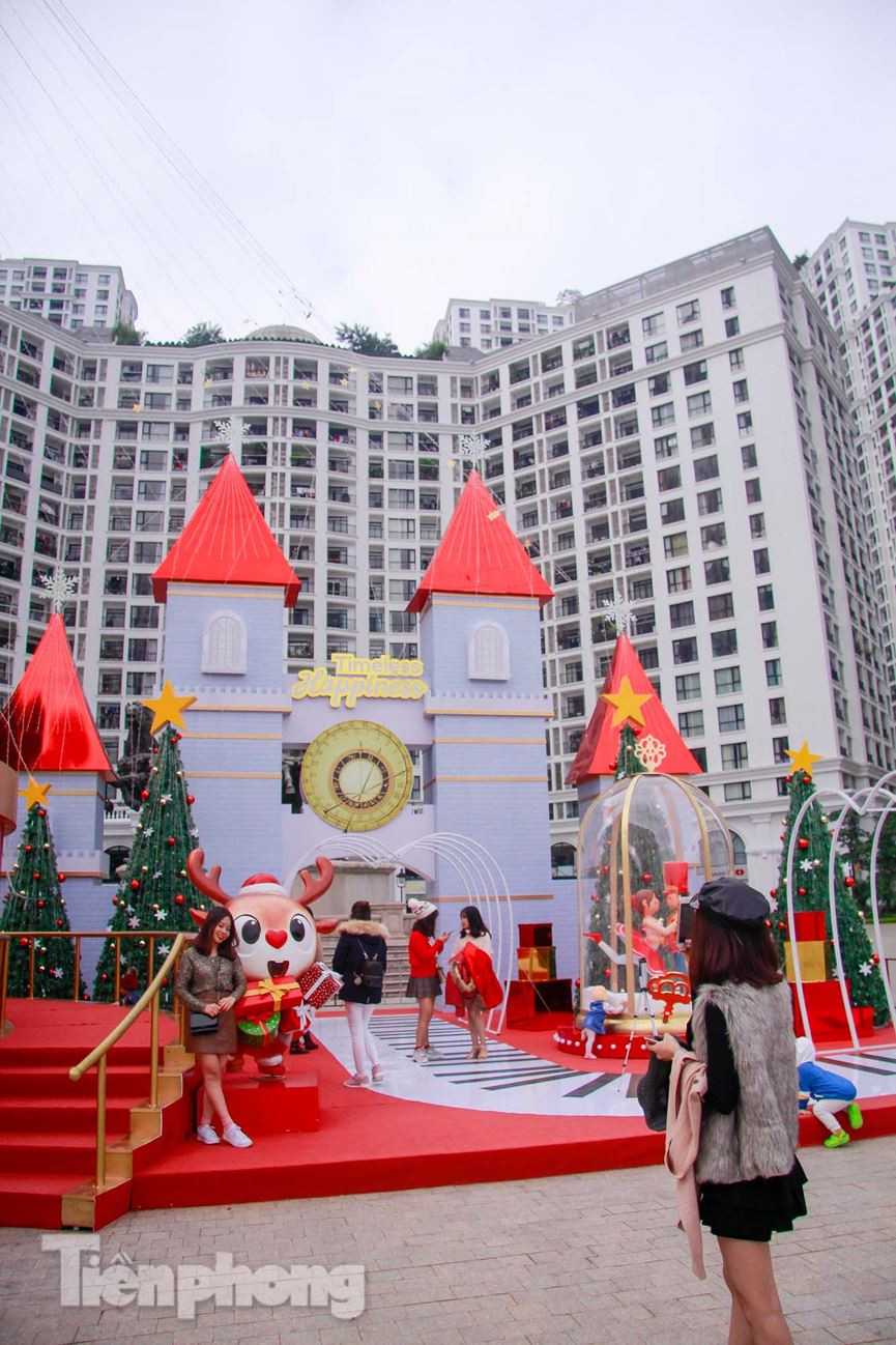 Khung cảnh ngập tràn sắc trắng đỏ Giáng sinh, thu hút mọi người tới chụp hình lưu niệm.