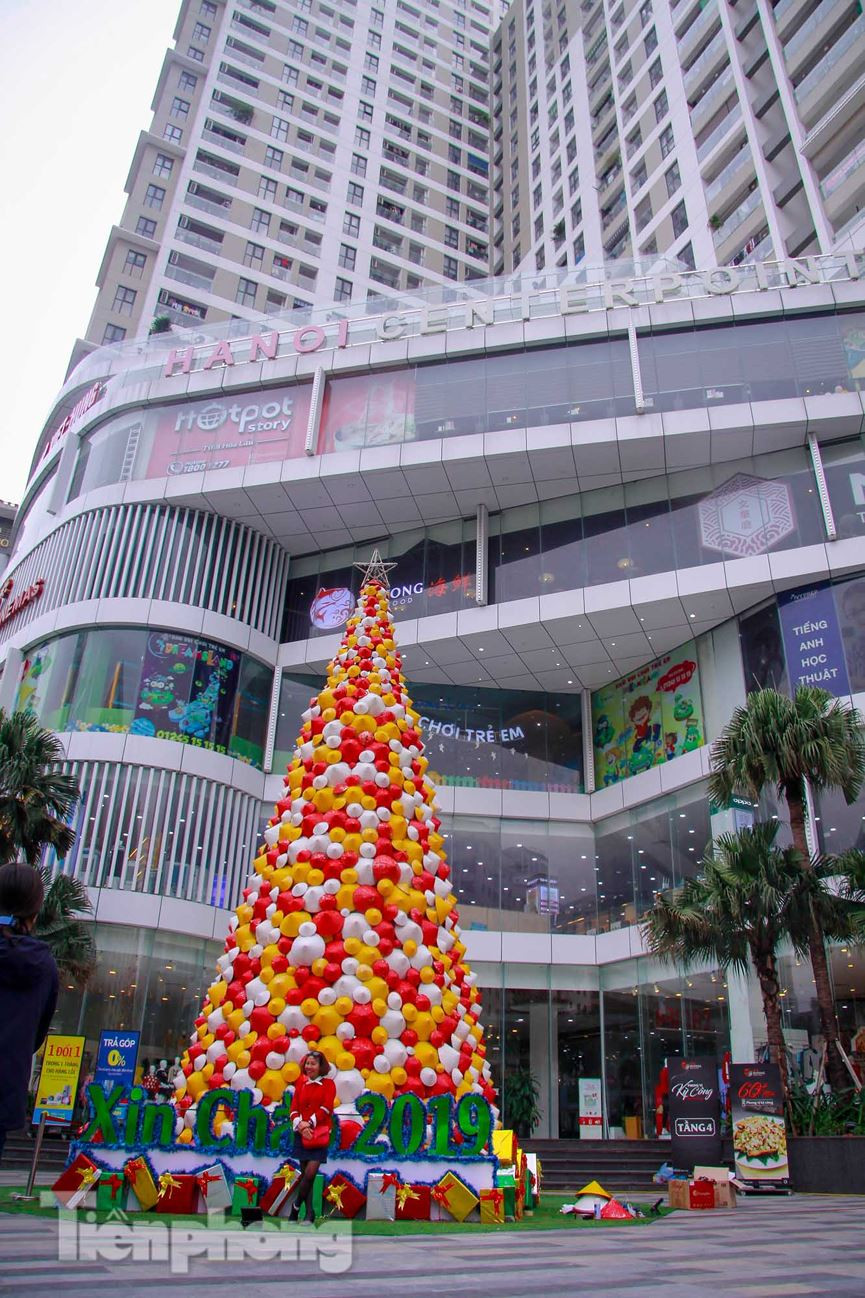 Cây thông Noel cao khoảng hơn 10m trước sân một tòa chung cư trên đường Lê Văn Lương gây chú ý cho người đi đường.