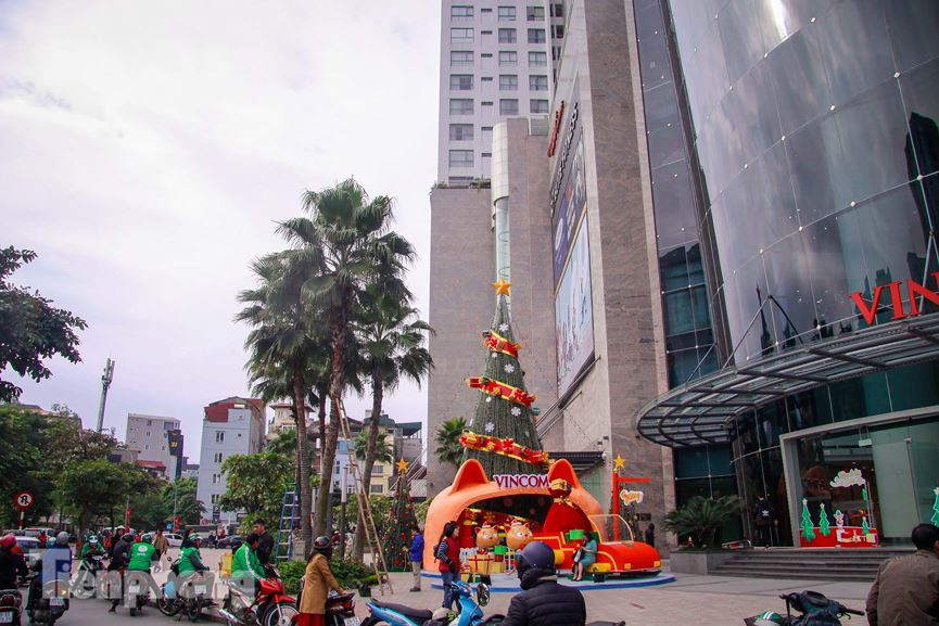 Không khí Giáng sinh tràn ngập các tòa cao ốc.