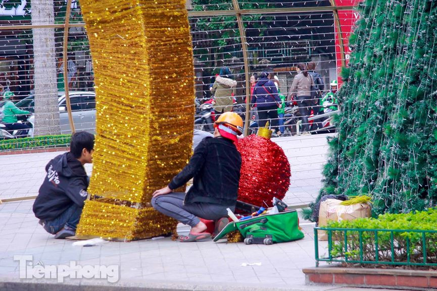 Nhân viên tất bật hoàn thiện trang trí.