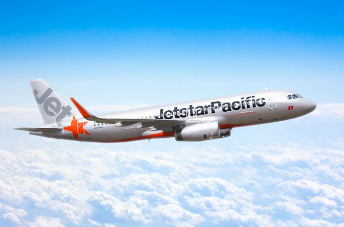 Máy bay của Jetstar Pacific phải ở lại sân bay Đồng Hới nhiều giờ vì chim va.