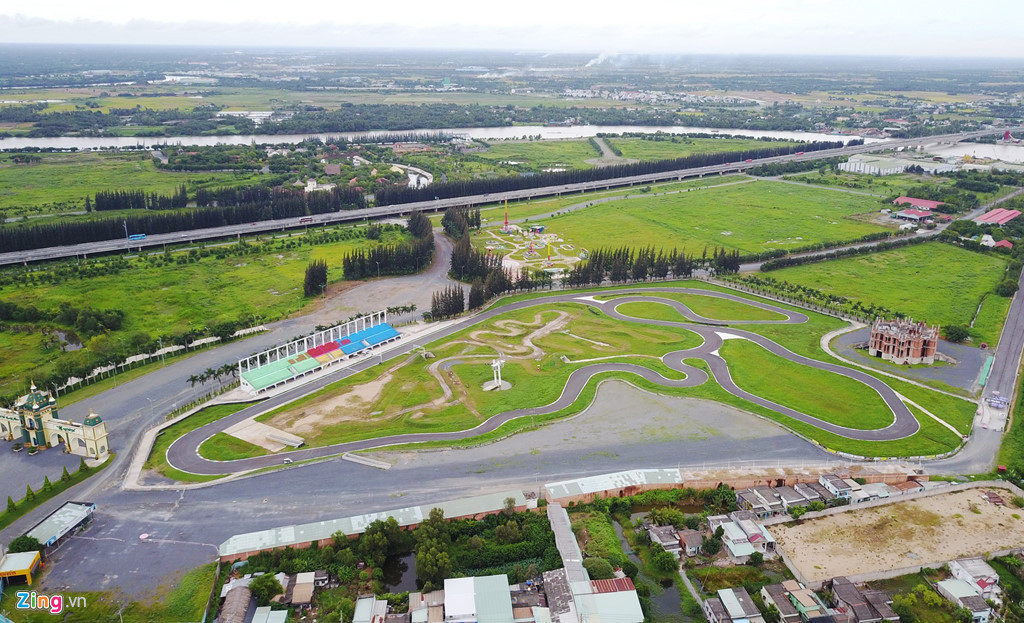 Hiện chỉ có một số hạng mục bên trong được xây dựng, phần lớn diện tích vẫn là đất trống. Ảnh: Lê Quân.