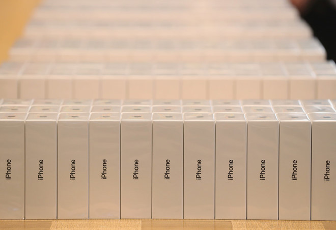 Thêm vào đó, với tình trạng doanh số iPhone liên tục giảm, việc tăng giá bán sẽ giúp Apple duy trì được tăng trưởng về lợi nhuận. Nó cũng giúp công ty nâng cao thương hiệu trong suy nghĩ của người dùng.