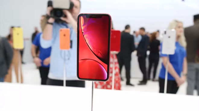 iPhone 7, model ra mắt năm 2016 của Apple có giá khởi điểm từ 649 USD. Năm 2017, mức giá khởi điểm của iPhone 8 từ 699 USD, tăng 7%. Trong khi đó, iPhone XR, chiếc điện thoại rẻ nhất ra mắt năm 2018 của Apple có giá khởi điểm từ 749 USD, tăng 7% so với năm 2017 và 15% so với năm 2016.