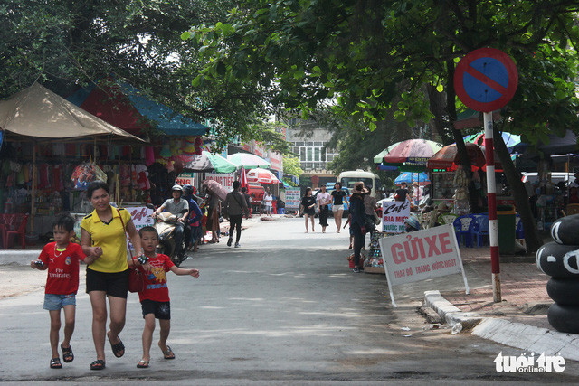 Cứ mùa du lịch là các vỉa hè ven bãi biển tại Đồ Sơn, Hải Phòng lại ken đặc các hàng quán, ô dù. Ảnh: Tiến Thắng.