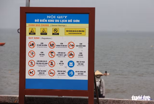 Biển nội quy nêu rõ việc cấm hoạt động ăn uống, bán hàng tại bãi biển ở Đồ Sơn. Ảnh: Tiến Thắng.