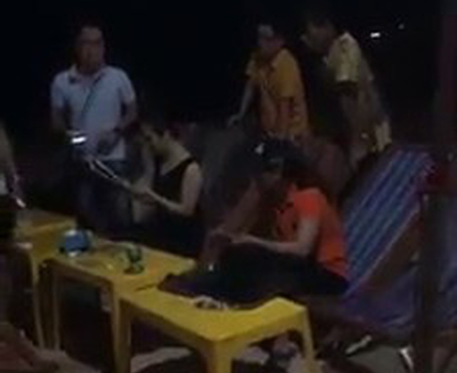 Nhóm du khách bức xúc trước việc phải trả thêm tiền ghế sau khi thanh toán gần 2 triệu đồng tiền ăn. Ảnh: Cắt từ clip trên Facebook TRANG MUN.