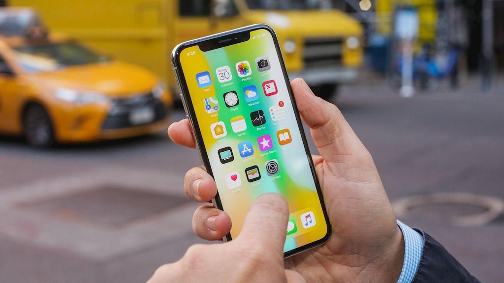 iPhone X với phần tai thỏ khá rộng để đặt camera và hệ thống FaceID - Ảnh: Cnet.