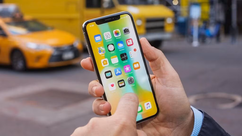 iPhone X với phần tai thỏ khá rộng để đặt camera và hệ thống FaceID - Ảnh: Cnet.