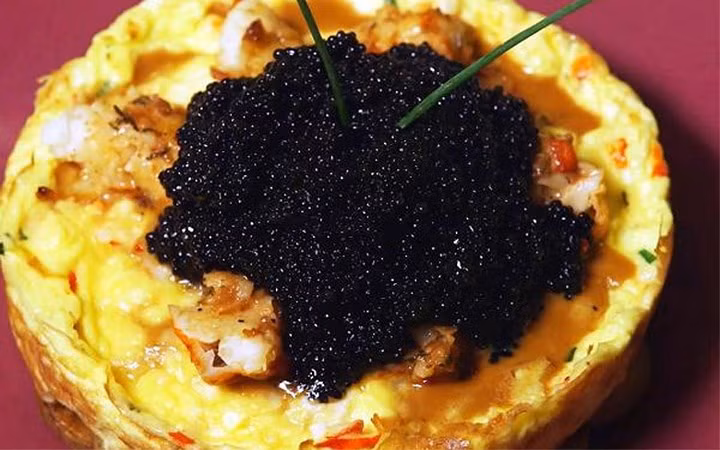 Món omelet đắt giá nhất thế giới có giá tới 1.000USD được phục vụ tại khách sạn Le Parker Meridien, Manhattan. Món ăn được đặt tên là Zillion Dollar Lobster Frittata được làm loại trứng cá muối cao cấp nhất, 6 quả trứng tươi, hàu, khoai tây và dĩ nhiên là rất nhiều tôm hùm. (Ảnh: CNBC)
