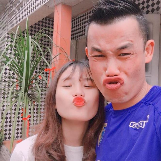 Theo dõi trên facebook, Hân Huyền thường xuyên tương tác với bố và hai bố con có những hình ảnh chung khá thân thiết, tình cảm.