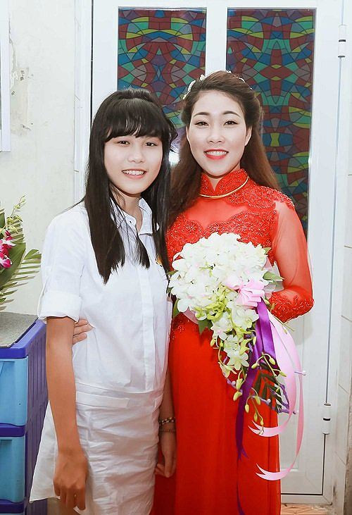 Cô bé Hân Huyền từng thu hút sự quan tâm của dư luận khi xuất hiện trong lễ cưới của bố năm 2016.