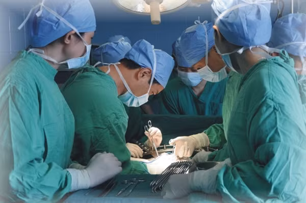 Qua du sinh 2 tuan van khong den BV, me suyt hai chet con