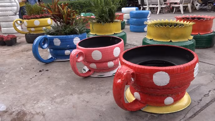 Những chậu hoa như một cái tách uống trà khổng lồ.