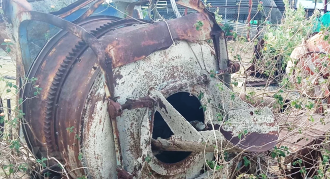 Thiết bị, máy móc thi công dự án bị hoen gỉ sau nhiều năm bỏ hoang. Ảnh: Hùng Võ/Vietnam+.