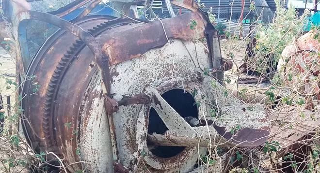 Thiết bị, máy móc thi công dự án bị hoen gỉ sau nhiều năm bỏ hoang. Ảnh: Hùng Võ/Vietnam+.