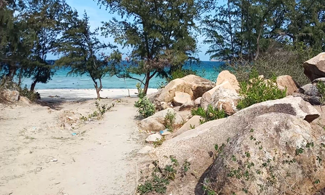 Con đường ra biển Bình Tiên hoang vắng, đìu hiu. Ảnh: Hùng Võ/Vietnam+.