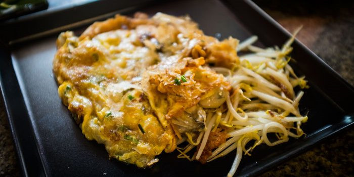 Thái Lan có một món ngon hơn hàu và đó là hoy tod (hay còn gọi là trứng tráng hàu). Đôi lúc, người ta phủ hàu tươi lên trứng tráng trước khi ăn thay vì tráng chung cùng trứng. Hàu dùng để chế biến món ăn này thường rất tươi nên mang vị ngọt thanh khiến thực khách khó có thể cưỡng lại. Khi thưởng thức, ta dùng chung với nước sốt tỏi ớt.