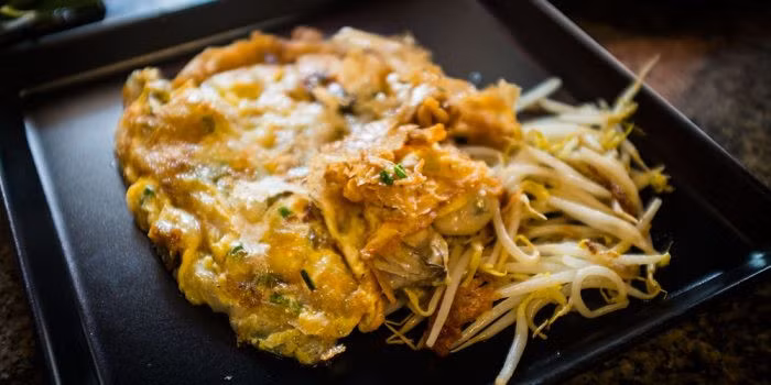 Thái Lan có một món ngon hơn hàu và đó là hoy tod (hay còn gọi là trứng tráng hàu). Đôi lúc, người ta phủ hàu tươi lên trứng tráng trước khi ăn thay vì tráng chung cùng trứng. Hàu dùng để chế biến món ăn này thường rất tươi nên mang vị ngọt thanh khiến thực khách khó có thể cưỡng lại. Khi thưởng thức, ta dùng chung với nước sốt tỏi ớt.