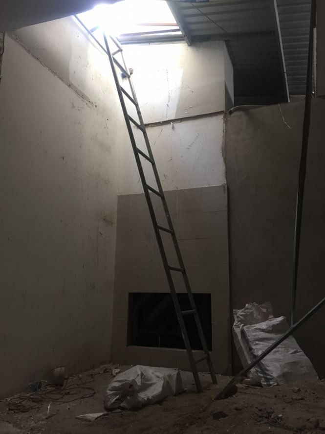 Cư dân ở đây cho rằng, nếu xảy ra cháy nổ chỉ có cách leo lên cây thang giả chiến này để thoát thân.