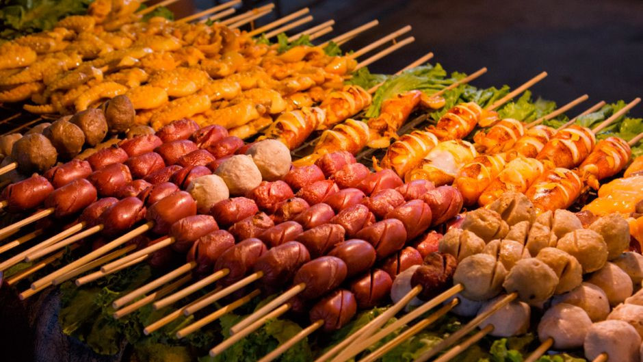 Xiên que nướng là món ăn đường phố phổ biến tại Đông Nam Á. Mỗi quốc gia khác nhau lại có những bí quyết tẩm ướp khác nhau. Tại Thái Lan, nơi ẩm thực đường phố trở thành một phần không thể thiếu và gắn liền với du lịch, những xiên bò viên, xúc xích và thịt nướng nóng hổi khiến khách qua đường bụng dạ sôi ùng ục. Ở Bangkok, bạn có thể dễ dàng tìm thấy món ăn này trong các chợ ẩm thực hoặc quầy hàng trên đường phố với các loại xiên đa dạng được biến tấu đến bất ngờ.