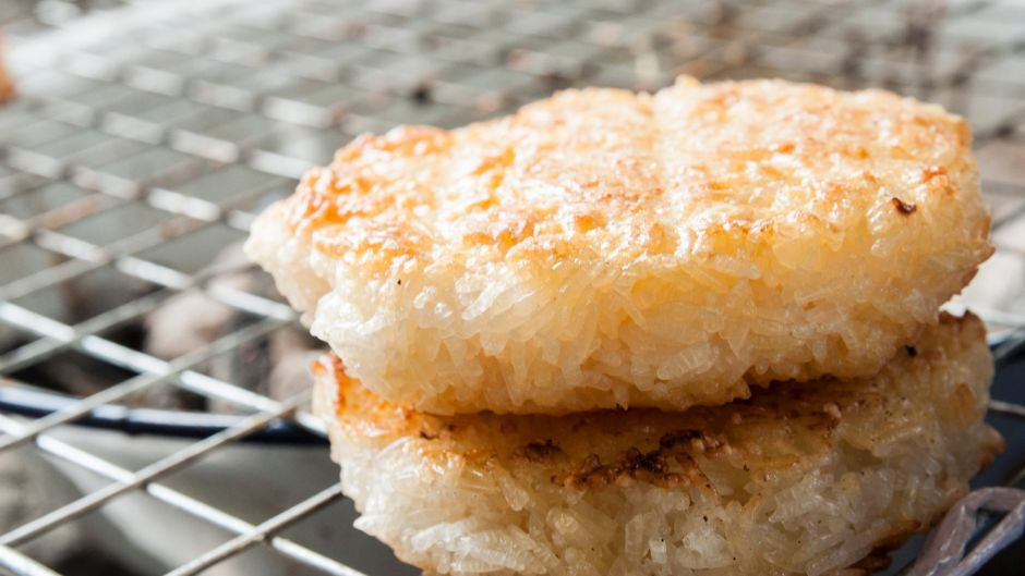 Bánh gạo nếp nướng là một trong những món ngon không thể không thử khi đến với Bangkok. Chiếc bánh trong dẻo, ngoài giòn kèm thêm một chút muối, tiêu rắc bên ngoài có lẽ sẽ mang đến một trải nghiệm mới mẻ cho các thực khách.