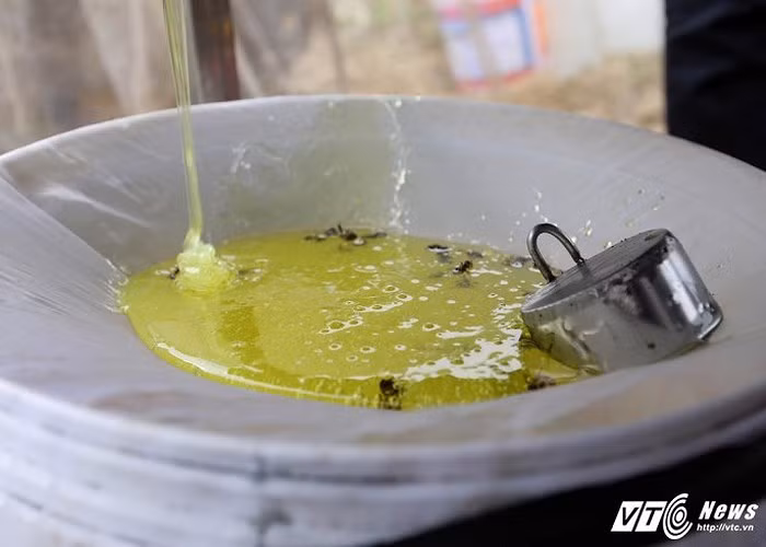 Mật ong bạc hà có màu xanh trong, khác với các loại mật ong khác. Mật ong bạc hà không gắt, rất dễ uống.