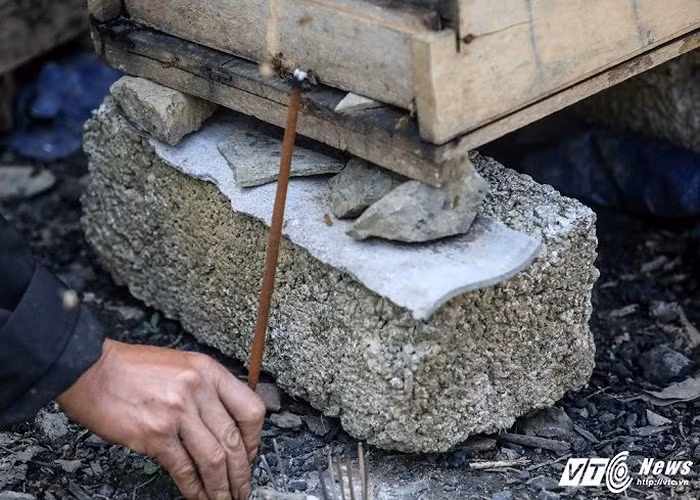 Vào cuối vụ thu hoạch, mật ít hơn nên để tránh cho ong cướp mật của nhau, người nuôi ong thường thắp hương bên ngoài thùng ong.