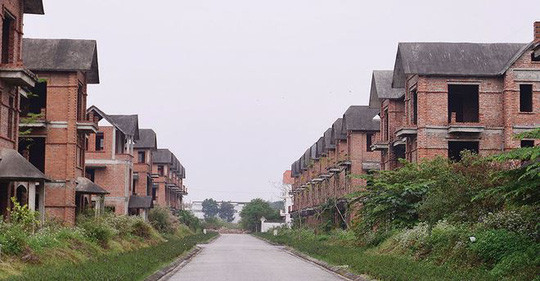 Tại Hà Nội vẫn còn hàng chục khu đô thị đang bị bỏ hoang. Ảnh: Dũng Minh.