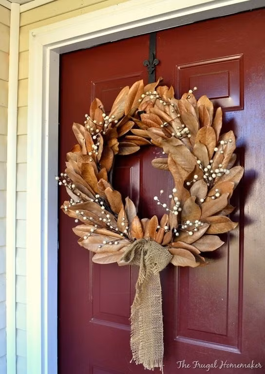 Chỉ cần dành một chút thời gian, bạn có thể kết nối những chiếc lá rụng thành một vòng hoa tuyệt đẹp treo ở trước cửa.