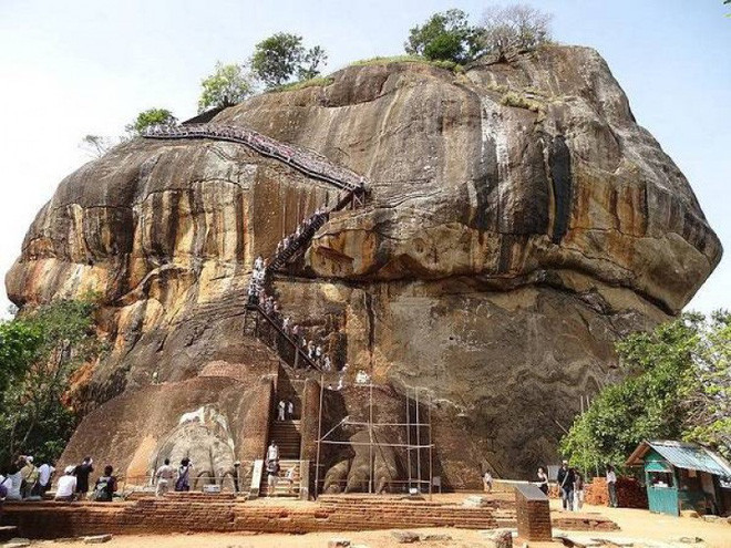 Sigiriya là một thành phố ở Sri Lanka tồn tại từ thế kỷ thứ 5 sau Công Nguyên. Điểm đặc biệt ở chỗ là nó nằm trên 1 phiến đá khổng lồ cao tới 200 mét.