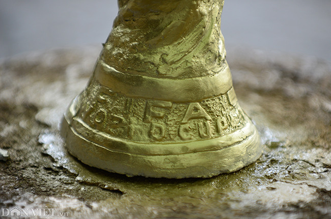 Phía dưới có dòng chữ FIFA World Cup.