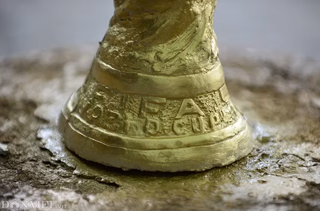 Phía dưới có dòng chữ FIFA World Cup.