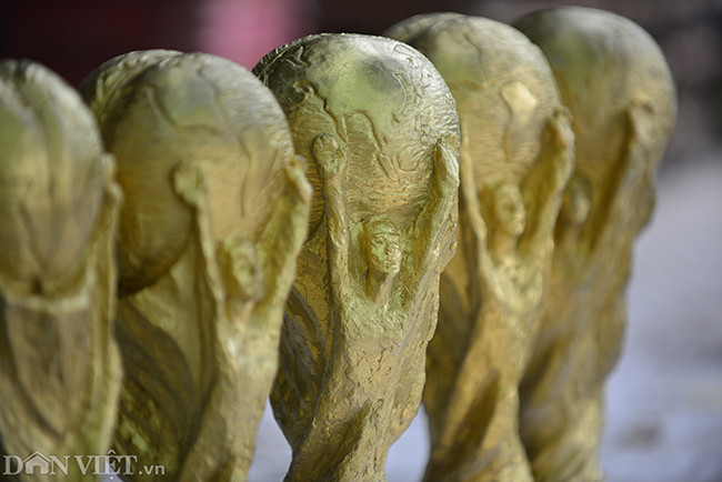 Còn cúp bằng thạch cao tại đây cao gần bằng, trọng lượng nhẹ hơn và cũng có chữ ở đế và hình dáng như cúp xịn.