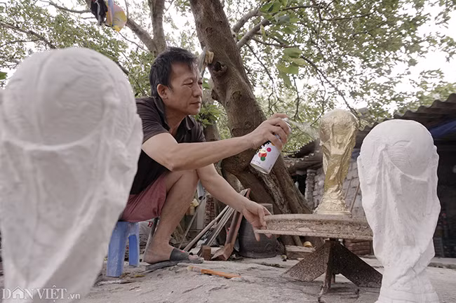 Công việc sau đó chỉ là phun nhũ vàng và phun lớp bóng lên bề mặt xung quanh cúp.