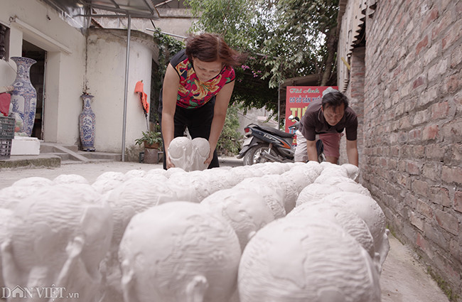 Cúp được làm bằng thạch cao, sau khi cho vào khuôn rồi lò sấy, chỉ 30 phút sau là mang được ra ngoài chuẩn bị trang trí, nếu cẩn thận hơn sẽ phơi nắng để cúp chắc chắn và bền hơn.
