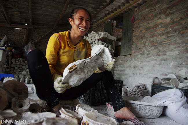 Công việc đúc những chiếc cúp được anh Vương Hồng Nhật thực hiện từ năm 2014, khi World Cup diễn ra trên đất Brazil. Năm đó anh tiêu thụ được 1.000 chiếc cúp với giá bán 80.000 đồng/chiếc.