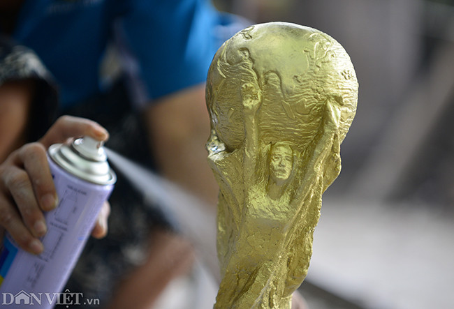 Những chiếc cúp vàng y như thật được sản xuất tại xưởng gốm Bát Tràng nhà anh Vương Hồng Nhật.