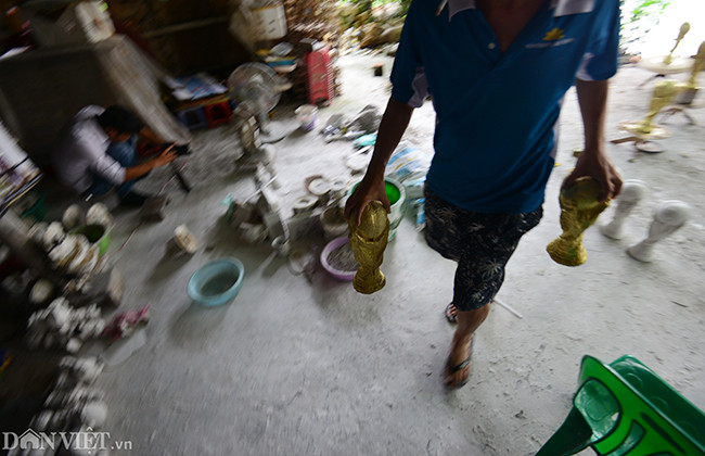 Cúp vàng FIFA thật cao 36,5 cm được làm từ 5 kg vàng 18 carat (tỷ lệ 75% vàng) với đế có đường kính 13 cm gồm hai lớp đá xanh, phía dưới có dòng chữ FIFA World Cup, bên trên xoắn ốc tạo hình hai cầu thủ đang đón lấy quả địa cầu và nâng cao như một biểu tượng chiến thắng.